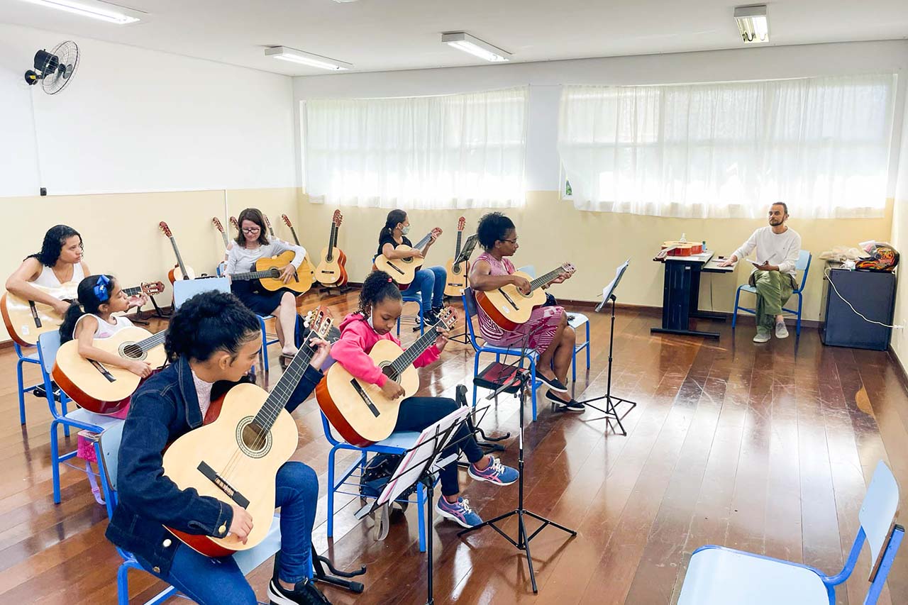 Centros de Capacitação Profissional e Lazer de Barueri oferecem curso de violão de forma gratuita